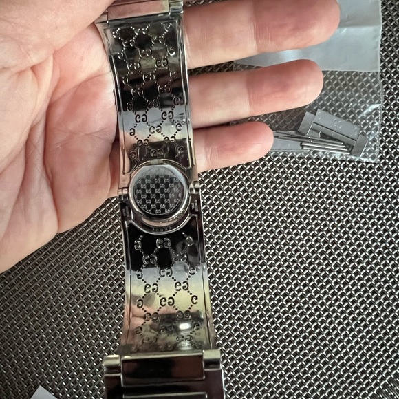 Authentic Gucci Twirl watch - Picture 9 of 9